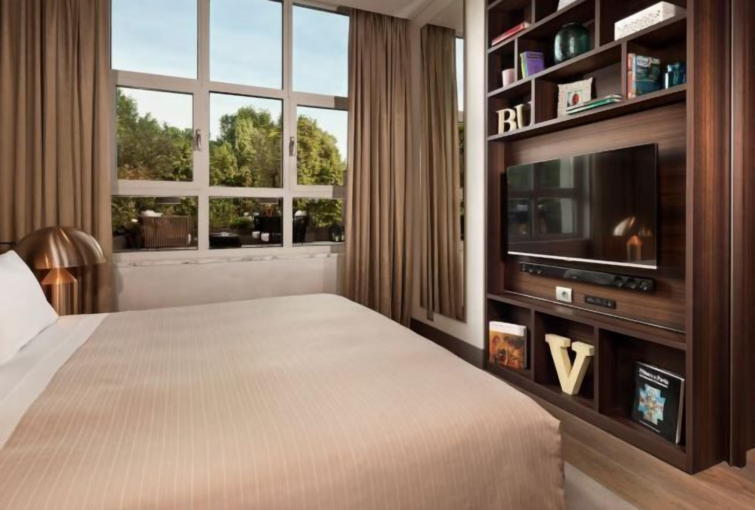 Premium bedding, minibar, in-room safe, desk