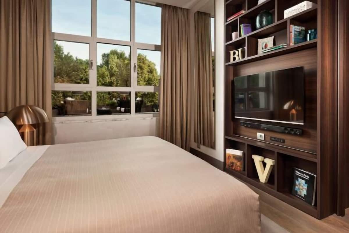 Premium bedding, minibar, in-room safe, desk