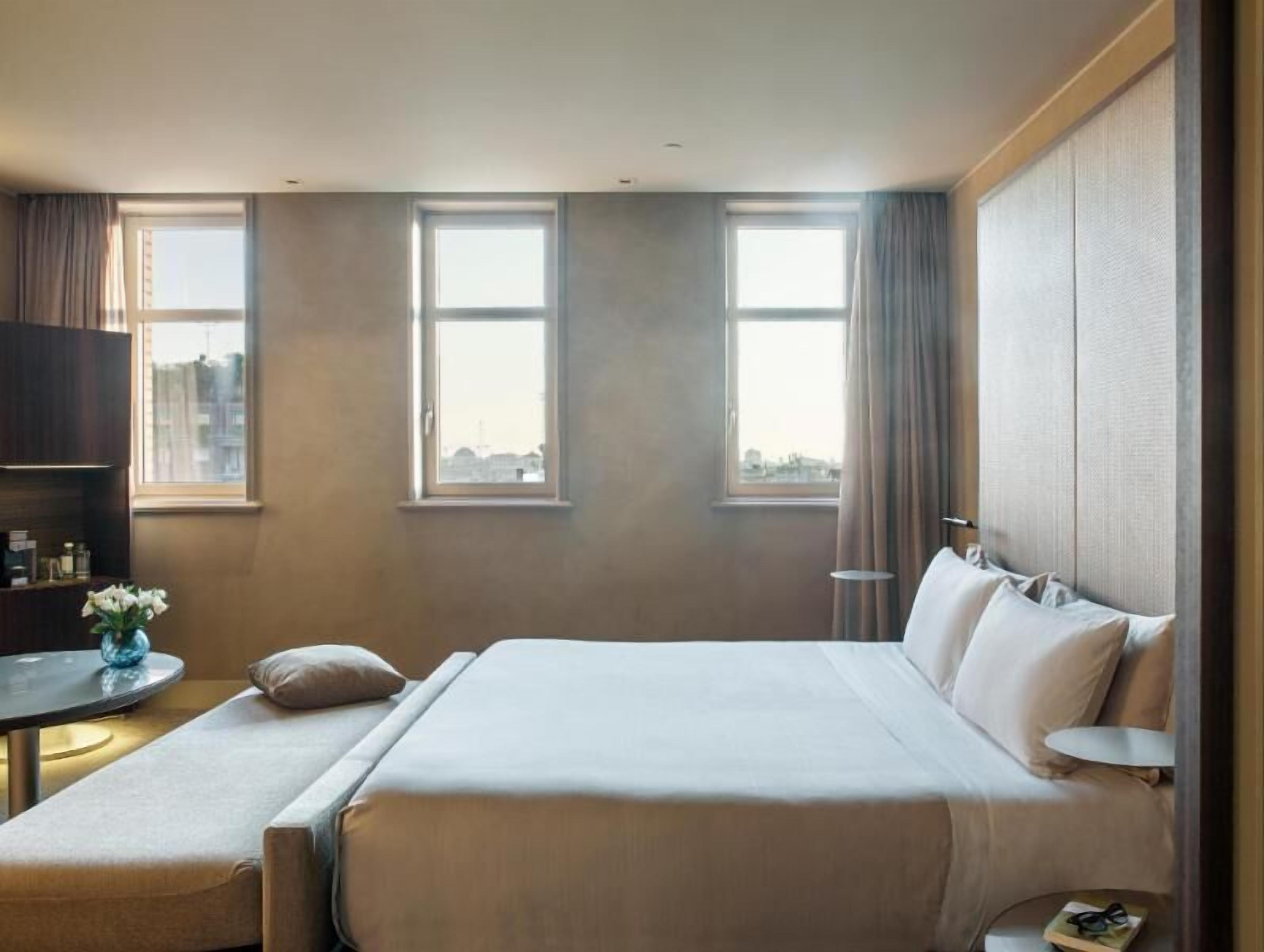 Ropa de cama de alta calidad, minibar, caja fuerte y escritorio
