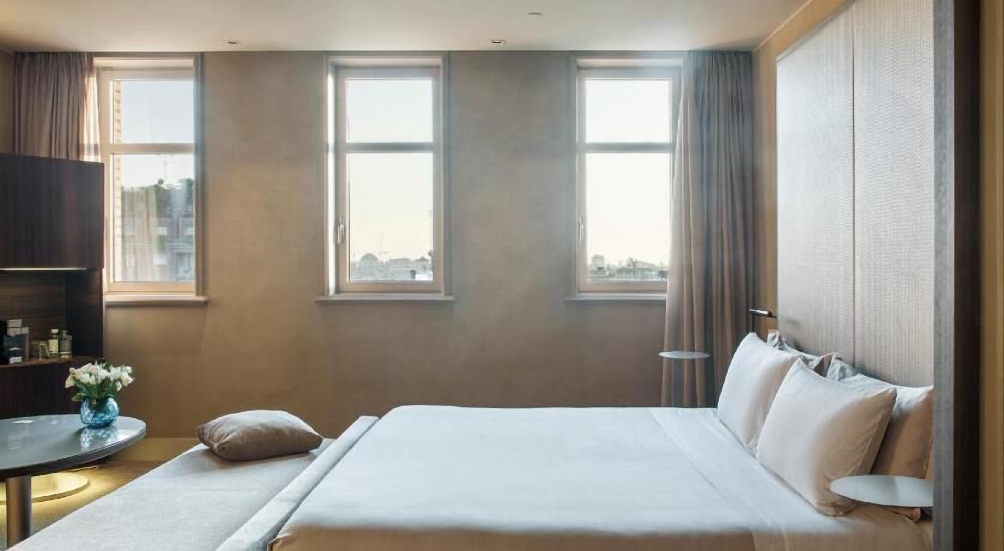 Ropa de cama de alta calidad, minibar, caja fuerte y escritorio
