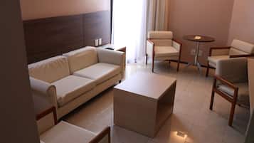Suite junior, varias camas | 1 dormitorio, minibar, caja fuerte y cortinas opacas