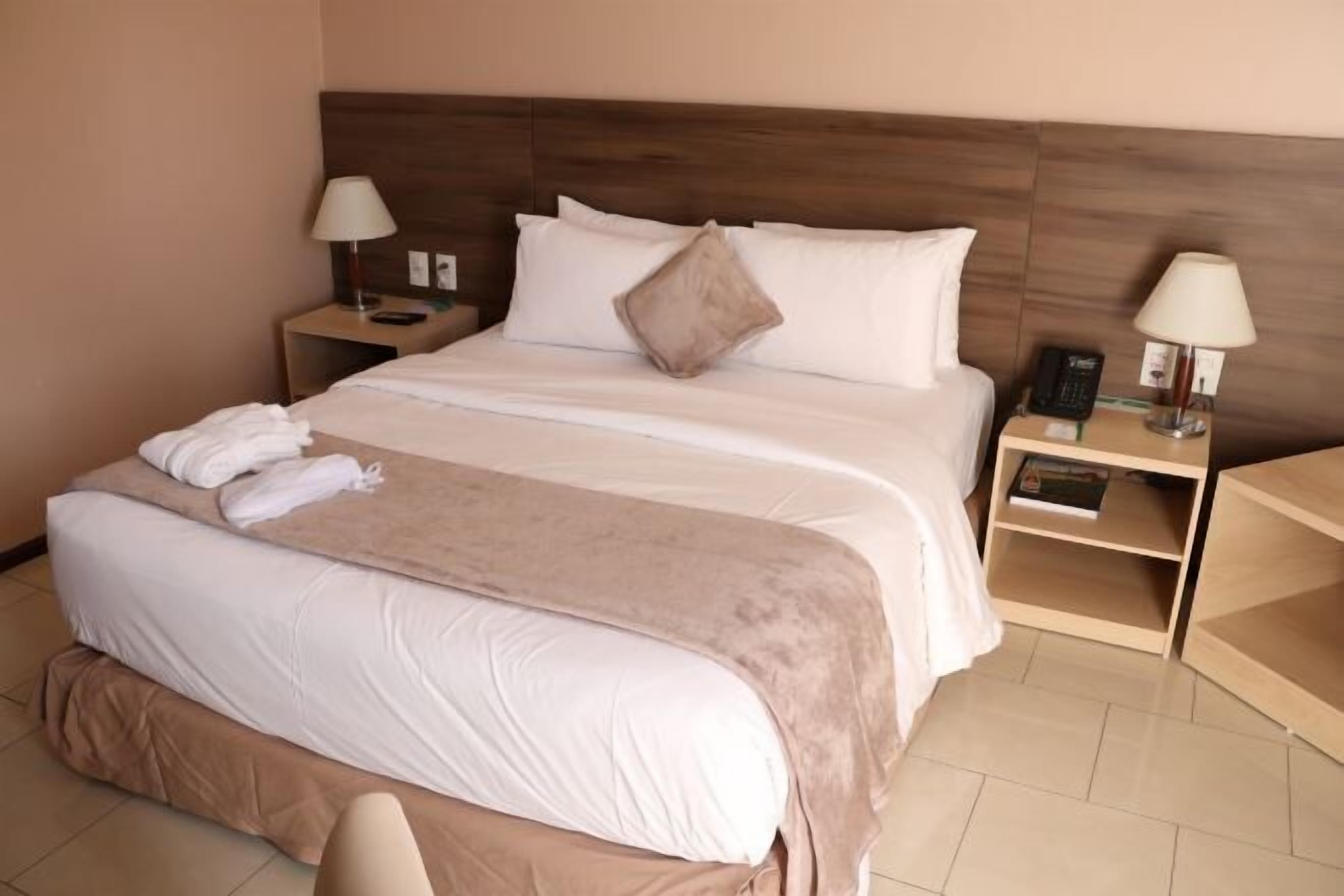 Frigobar, cofres nos quartos, cortinas blackout, quartos à prova de som