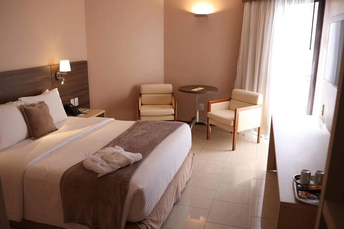 1 bedroom, down duvets, minibar, in-room safe