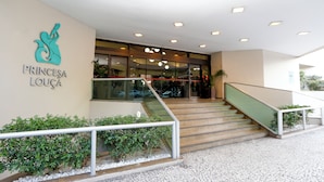A modern building entrance with a staircase, a glass door, and a sign reading "PRINCESA LOUÇA". - Hotel Princesa Louçã (Belém)