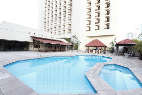 Piscina externa, espreguiçadeiras