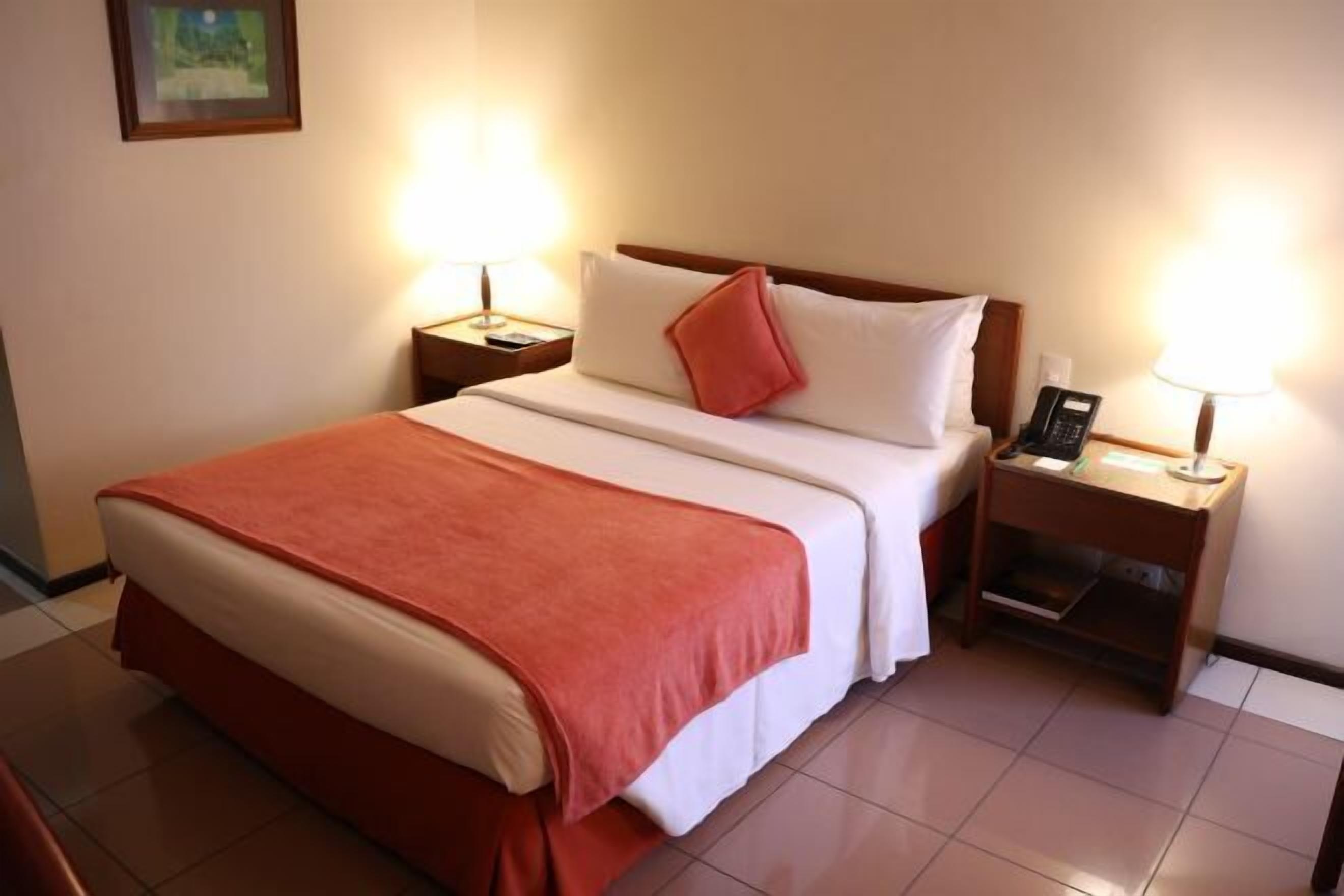 Frigobar, cofres nos quartos, cortinas blackout, quartos à prova de som