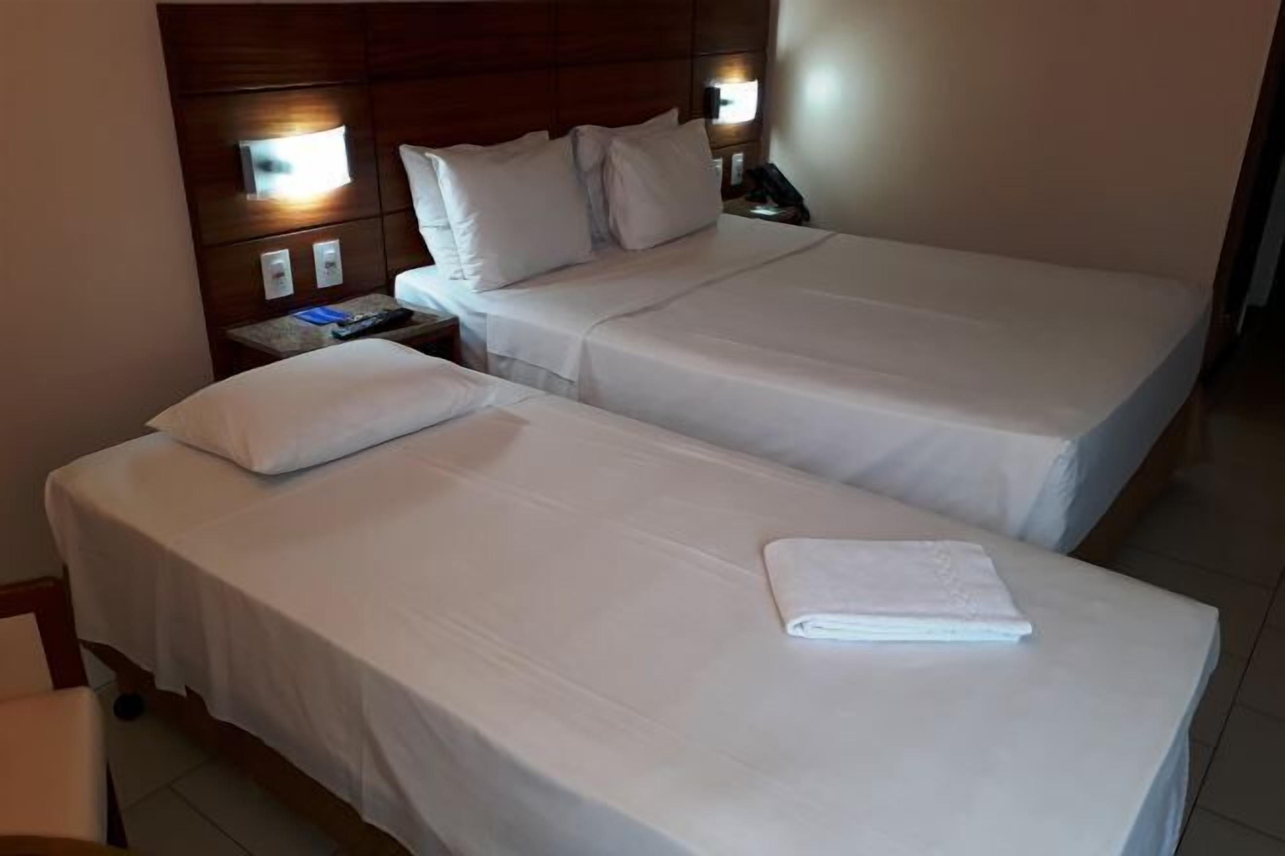 Frigobar, cofres nos quartos, cortinas blackout, quartos à prova de som