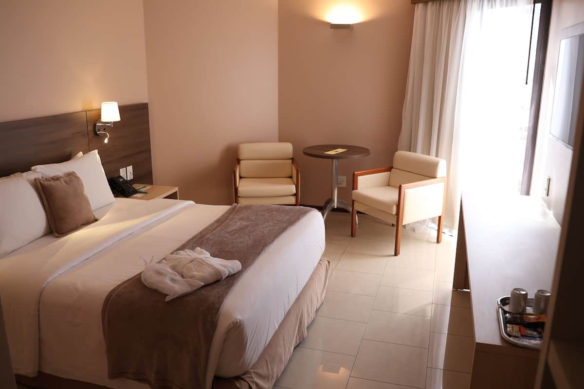Executive Room, 1 Double Bed | 1 bedroom, minibar, in-room safe, blackout drapes