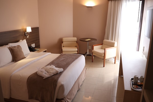 Habitación ejecutiva, 1 cama doble | Minibar, caja fuerte, cortinas opacas y sistema de insonorización