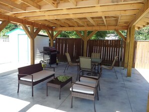 Gazebo - Ray Lyn Motel (Trail)