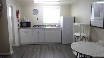 Standard Room, 2 Queen Beds, Kitchenette | Private kitchenette