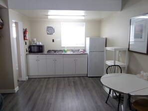 Standard Room, 2 Queen Beds, Kitchenette | Private kitchenette | Fridge, microwave, coffee/tea maker, dining tables - Ray Lyn Motel (Trail)