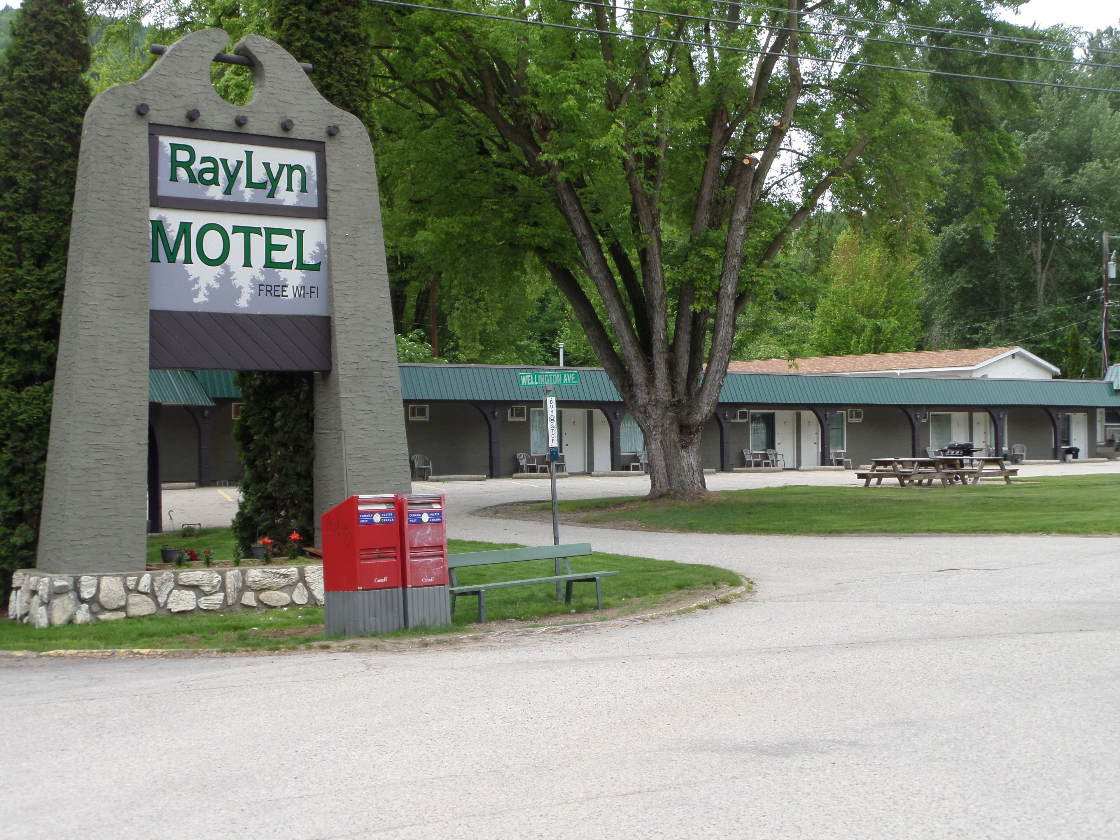 A motel named Raylyn with a sign indicating free Wi-Fi.