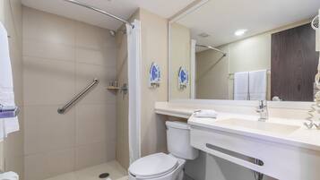 Un baño moderno con ducha, inodoro y lavamanos.