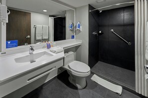 Shower, hair dryer, towels - City Express by Marriott Apizaco (Apizaco)