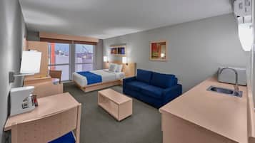 Habitación superior, 1 cama Queen size y sofá cama, para no fumadores | Caja de seguridad en la habitación y escritorio