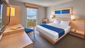 A hotel room with a bed, desk, chair, and a window with a view. - City Express by Marriott Apizaco (Apizaco)