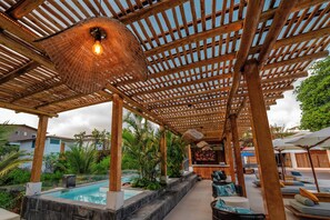 Bar tepi kolam renang