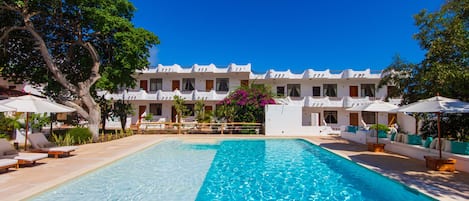 Outdoor pool, sun loungers