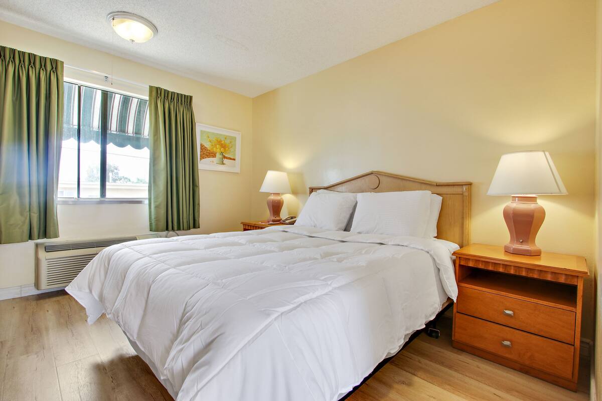Economy Room, 1 Queen Bed | Desk, iron/ironing board (on request), WiFi (free)