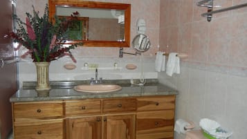 Bañera profunda y artículos de higiene personal gratuitos