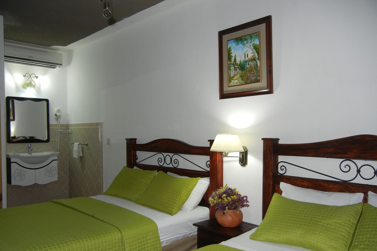 Phòng đôi Deluxe | Bộ đồ giường cao cấp, két bảo mật tại phòng 