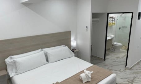 Tabla de planchar con plancha, wifi gratis, ropa de cama. Arecibo Inn