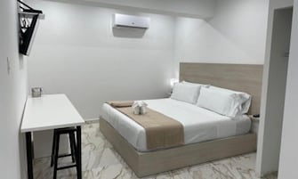 Tabla de planchar con plancha, wifi gratis y ropa de cama