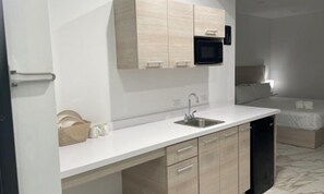 Suite, 1 letto king | Cucina privata | Mini-frigorifero, forno a microonde nell'area comune