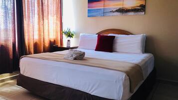 Room, 1 King Bed | Iron/ironing board, free WiFi, bed sheets