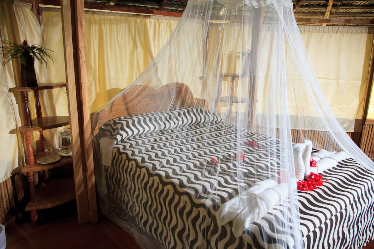 Eco Bungalow | Escritorio y ropa de cama