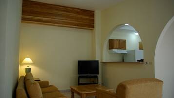 Executive Suite, 1 Bedroom | Living area | Books