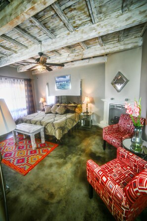 Junior-Suite | 1 Schlafzimmer, hochwertige Bettwaren, Zimmersafe, individuell dekoriert