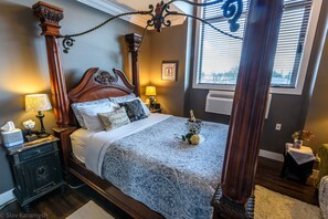 The "Midnight In Paris" Suite | Room amenity