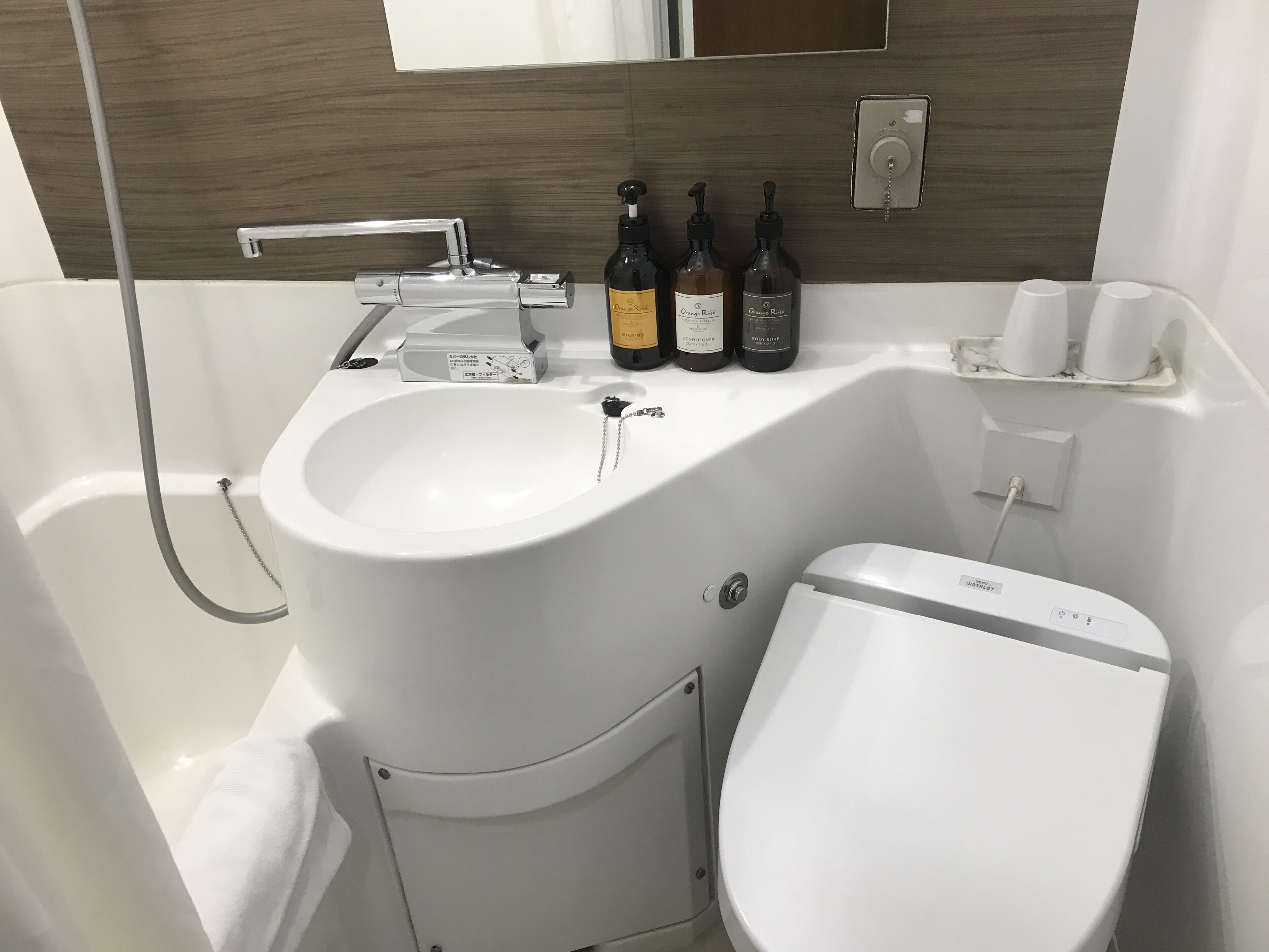 Produtos de toalete grátis, secador de cabelo, toalhas de banho 