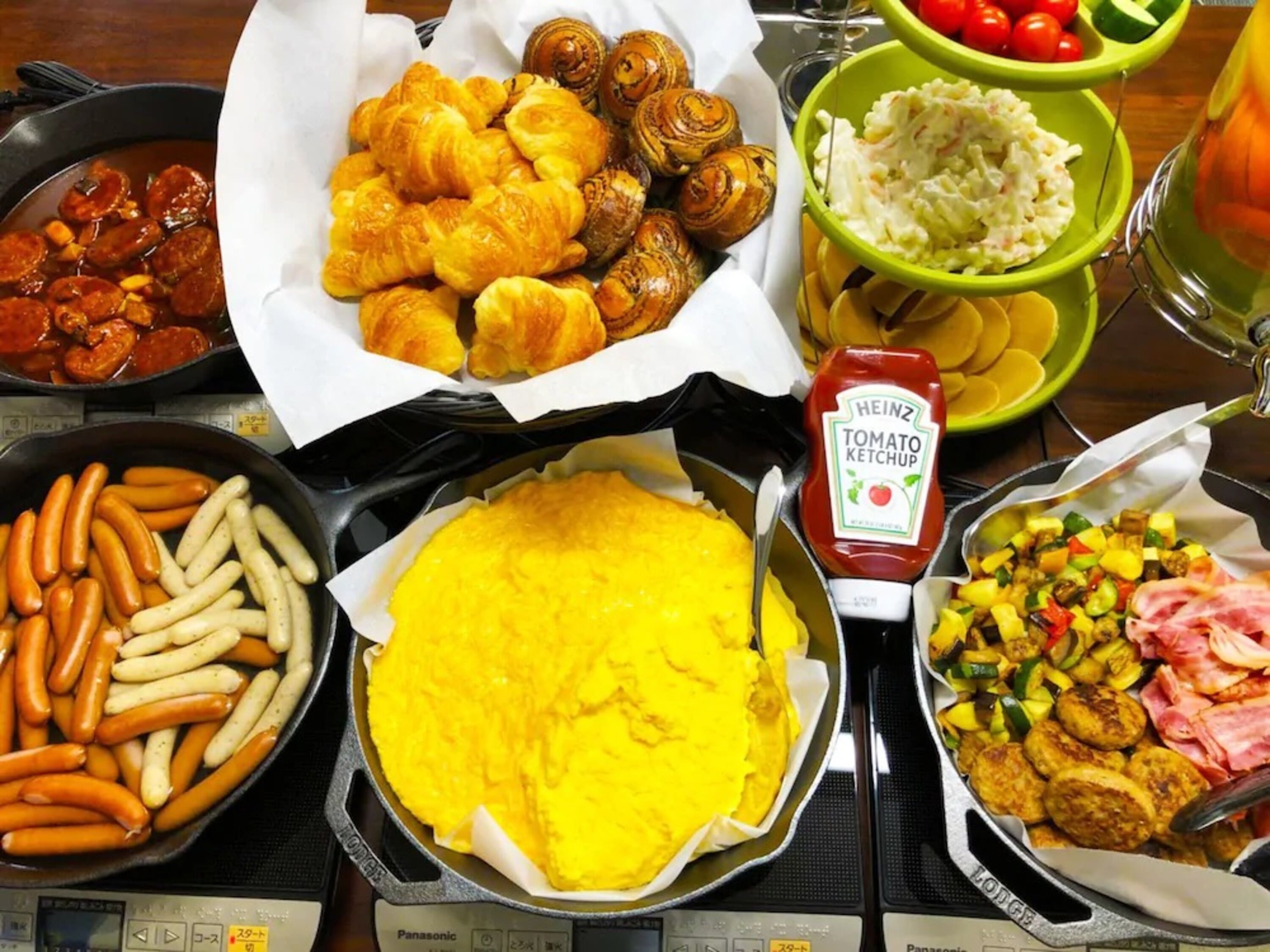 Daily buffet breakfast (JPY 1300 per person)
