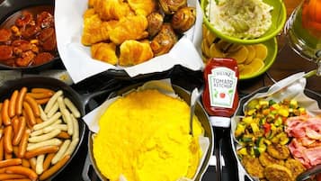 Daily buffet breakfast (JPY 1300 per person)