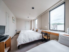 Chambre quadruple Standard, 4 chambres | Bureau, literie fournie