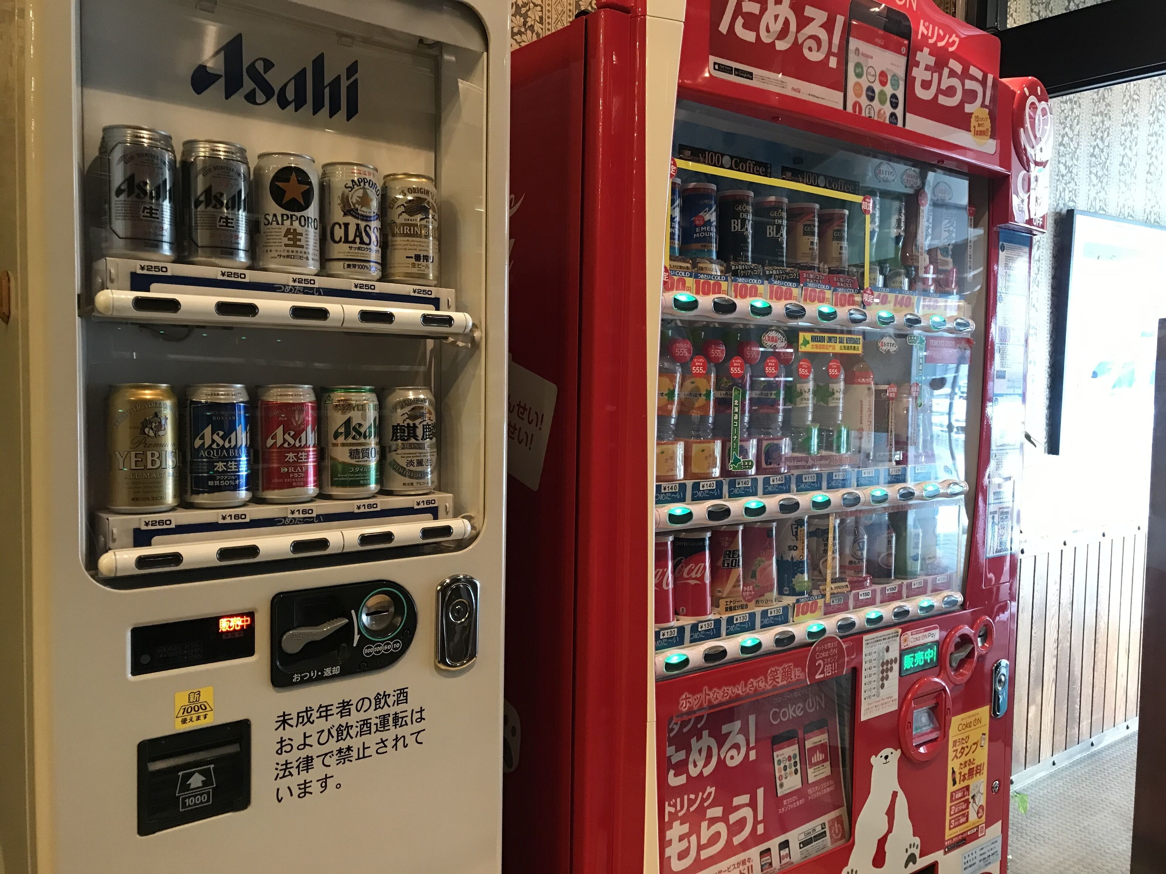 Máquinas expendedoras con diferentes bebidas y aperitivos.