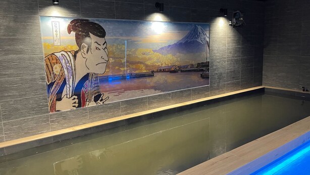 A spa area with a large mural depicting a traditional scene, a wooden bench, and a pool. - Tabist THE GREEN OTARU (Otaru)