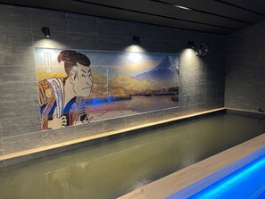 A spa area with a large mural depicting a traditional scene, a wooden bench, and a pool. - Tabist THE GREEN OTARU (Otaru)