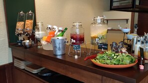 Bữa sáng buffet hàng ngày với phụ phí nhỏ 