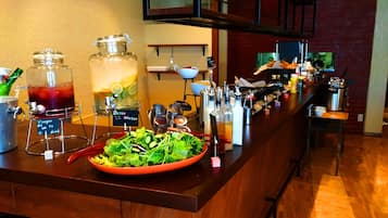 Daily buffet breakfast (JPY 1300 per person)