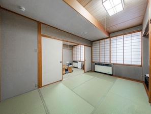 Chambre traditionnelle, non-fumeur (Main Building, Tatami Room) | Bureau, literie fournie