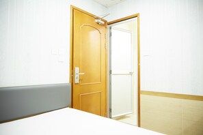 Double Room | Blackout drapes, free WiFi, bed sheets - Me Easy Hostel (Kowloon)