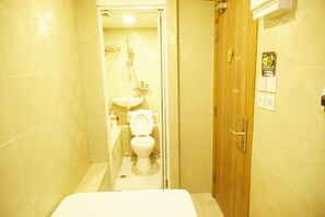 Blackout drapes, free WiFi, bed sheets - Me Easy Hostel (Kowloon)