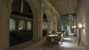 供應午餐和晚餐,法國料理,花園景觀
