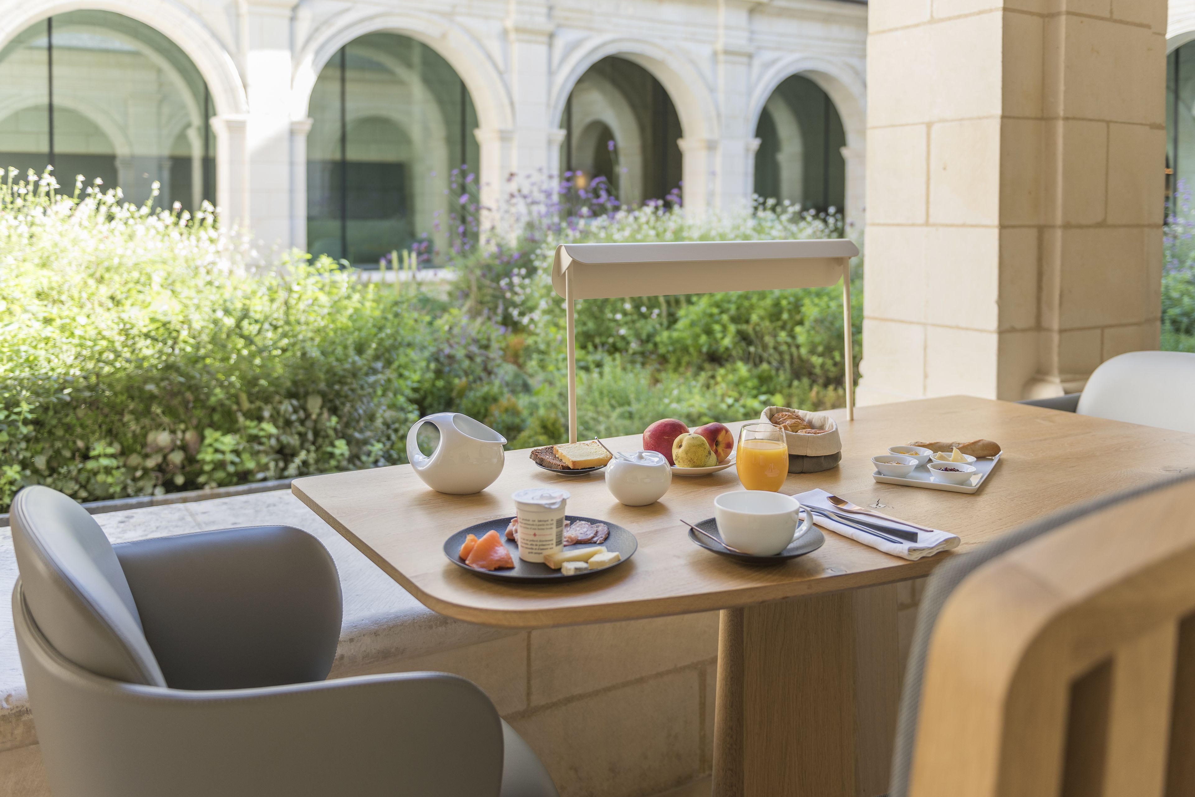 อาหารเช้าแบบบุฟเฟ่ต์ทุกวัน (EUR 20 ต่อคน)