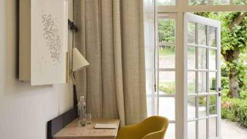 Kamer, 1 queensize bed (Jardin) | Luxe beddengoed, pillowtop-bedden, een kluis op de kamer, een bureau