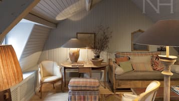 Apartamento City | Sala de estar | Una televisión de pantalla plana